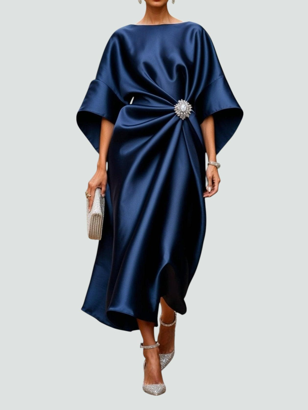 Elegant draperad midiklänning för dam med stilren kimonoärm, perfekt för fest och kväll.