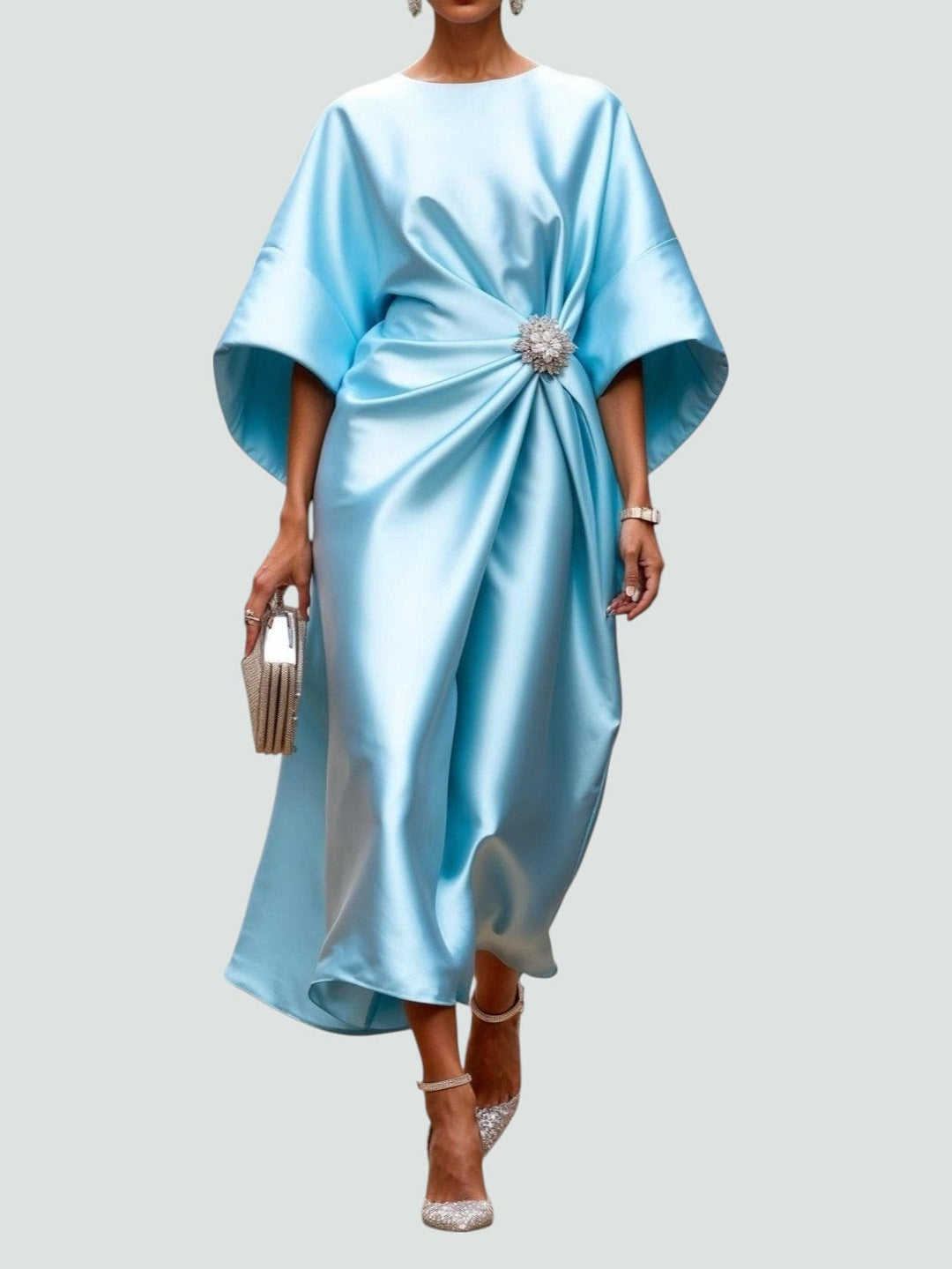 Modern midiklänning med feminin drapering och bekväma kimonoärmar, ett måste för kvinnomode.