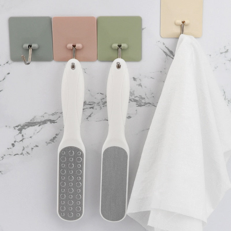 "Elegant dubbel sidig hudrasp för fotvård, ergonomiskt handtag i rostfritt stål och ABS, mjukar fötter effektivt."