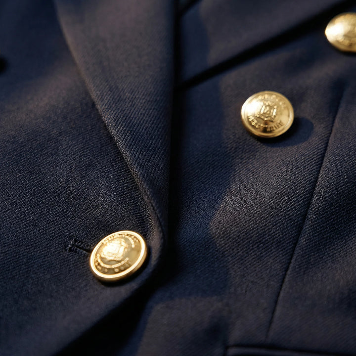 Stilrent svart dubbelknäppt kavajset för kvinnor. Elegant matchande blazer och byxor.