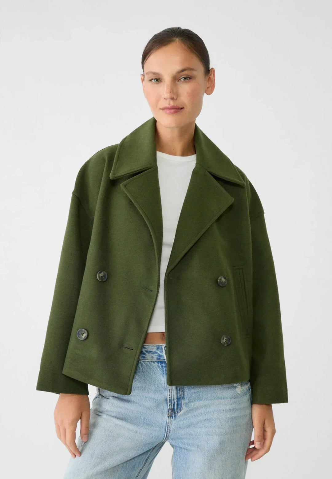 Beige dubbelknäppt kortjacka för dam. Elegant höstjacka, ett stilrent ytterplagg i modekollektionen.
