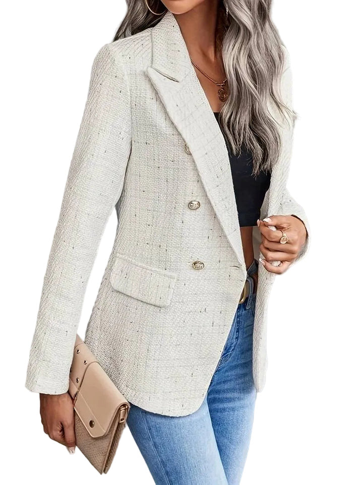 Elegant dubbelknäppt kvinnors kavaj i klassisk stil, perfekt för affärsmöten och formella tillfällen.