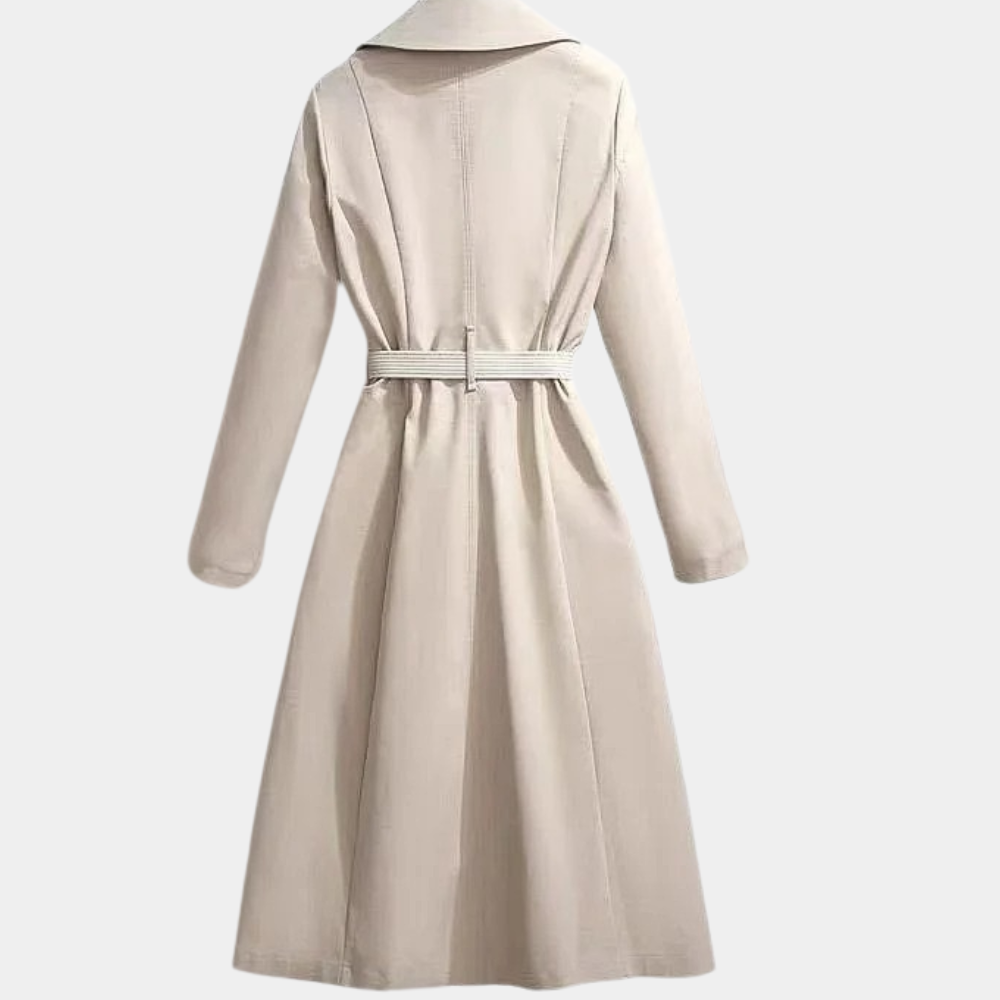 Stilren damkappa i trenchcoat-modell med bälte och dubbelknäppning, ett snyggt ytterplagg.
