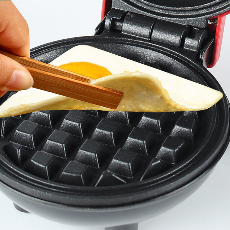 "Elegant elektrisk kompakt våffelmaker med non-stick beläggning, perfekt för små kök och resor."