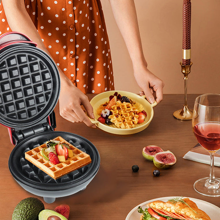 "Elegant elektrisk kompakt våffelmaker med non-stick beläggning, perfekt för små kök och resor."