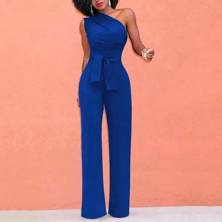 Elegant svart damjumpsuit med en axel och knytmidja, perfekt för sommarfest och stil.