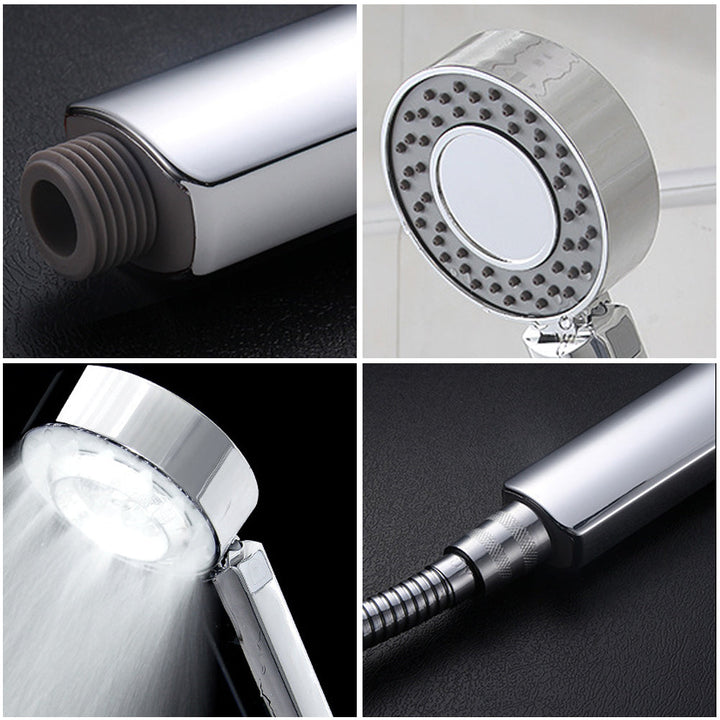 "Elegant ergonomiskt duschmunstycke i silver, justerbar stråle, sparar vatten och moderniserar badrummet."