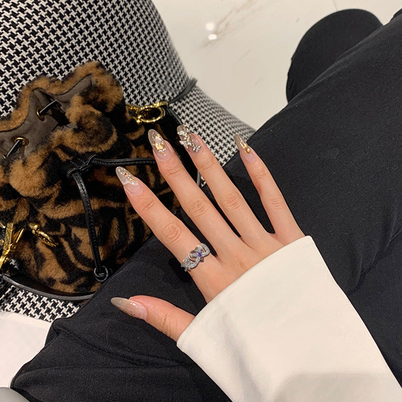 "Elegant februari ametyst ring i silver för kvinnor, handgjord, detaljrik design med hjärta och oändlighetsband."