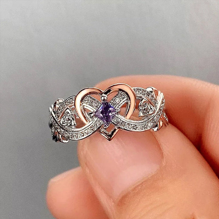 "Elegant februari ametyst ring i silver för kvinnor, handgjord, detaljrik design med hjärta och oändlighetsband."
