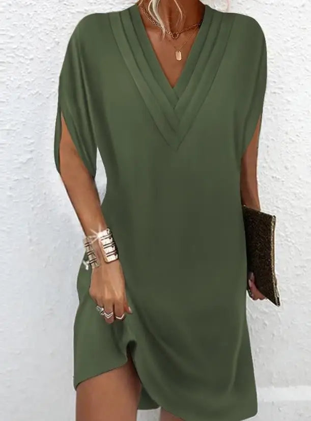 Draperad aftonklänning för damer, perfekt för fest. Med V-ringning och elegant design för en kvällsoutfit.