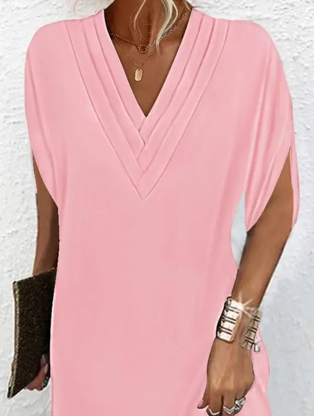Chic damklänning, festklänning med V-ringning och asymmetriskt draperade detaljer. Idealisk kvällsoutfit.