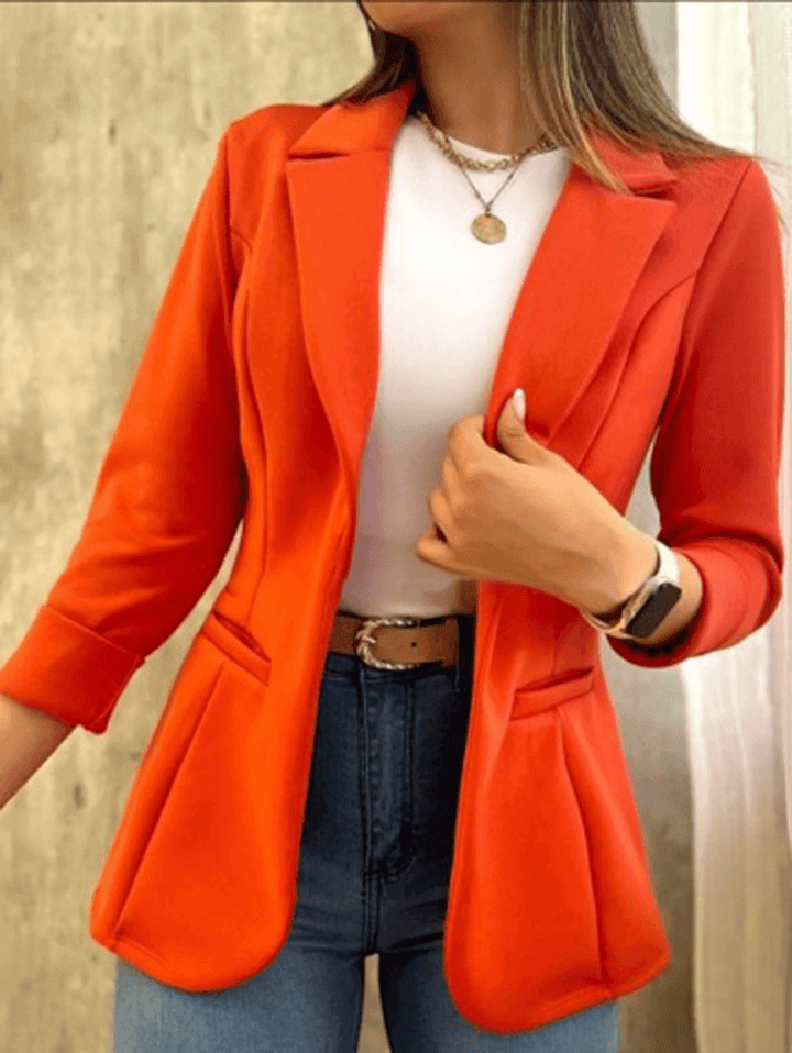 Figurnära kontorskavaj för damer i businesskläder, med fickdetaljer för en stilig look.