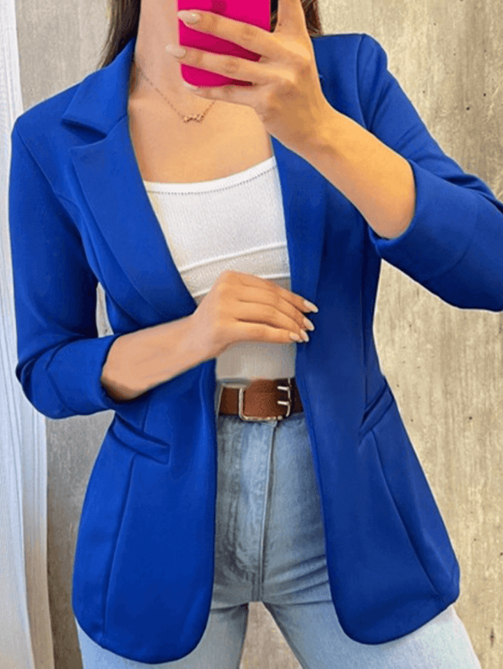 Kvinnlig figurnära blazer med funktionella fickor, en mångsidig vardagsjacka för kontoret.