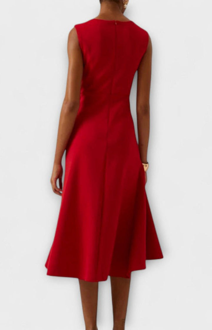 Figursydd midiklänning Zoe, ärmlös festklänning med eleganta veck. Idealisk för cocktail och bal.