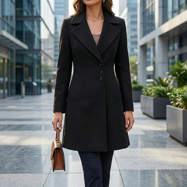 Elegant figursydd damkappa "Caitlin" i lång modell. Perfekt som stilren övergångsjacka för kvinnor.