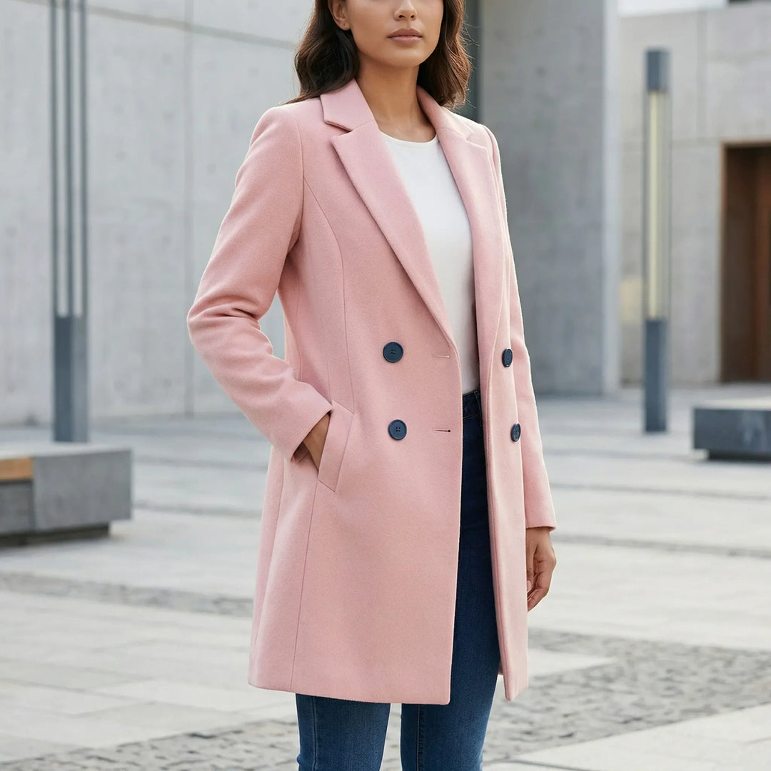 Elegant figursydd damkappa Kiara. Lång stilren vardagskappa, perfekt höst- & vårmode ytterplagg.