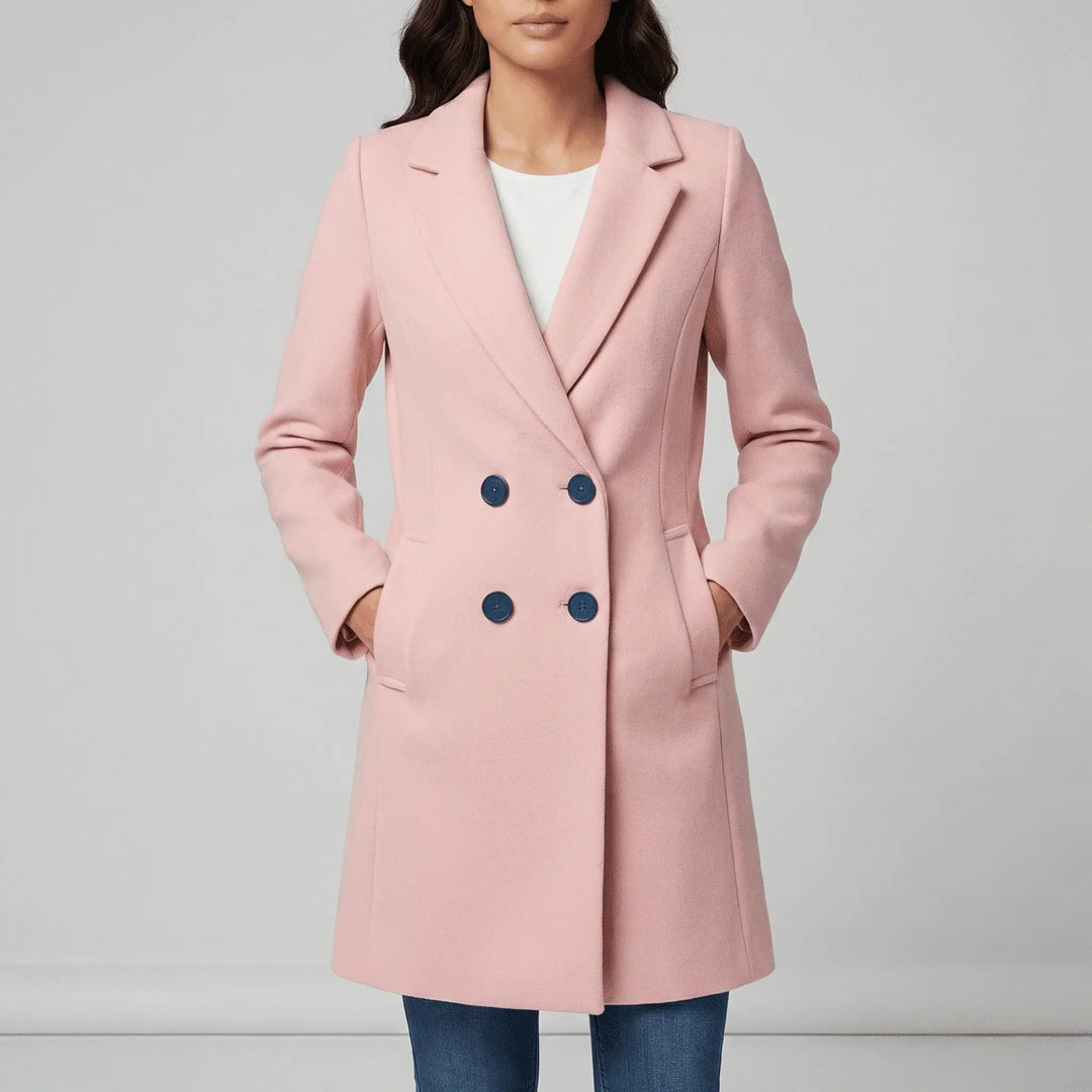 Kvinnlig figursydd lång damkappa Kiara. Stilren och elegant kappa för en bekväm vardagsstil.
