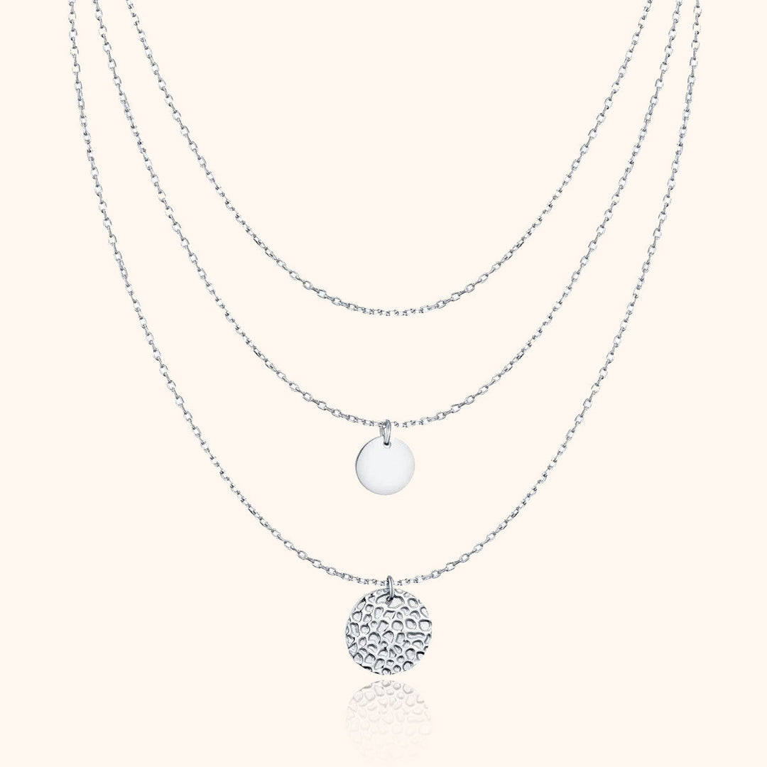 Guldpläterat flerlagershalsband i sterling silver. Stilrent designsmycke med cirkeldetaljer för en modern kvinna.