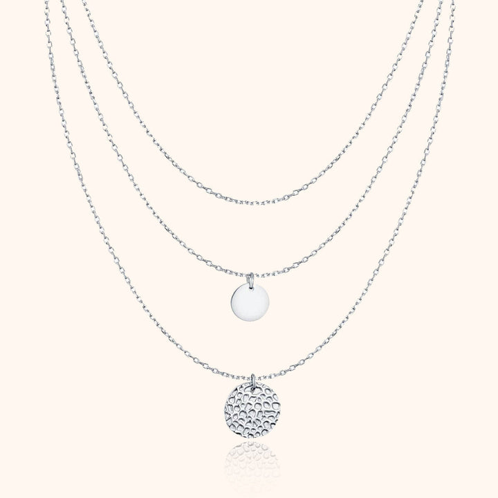 Guldpläterat flerlagershalsband i sterling silver. Stilrent designsmycke med cirkeldetaljer för en modern kvinna.