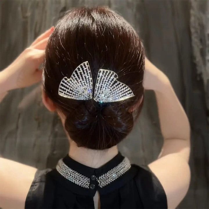 "Elegant, flexibel hårklämma med diamantdetaljer för kvinnor; stilren och halkfri design, perfekt för alla frisyrer."