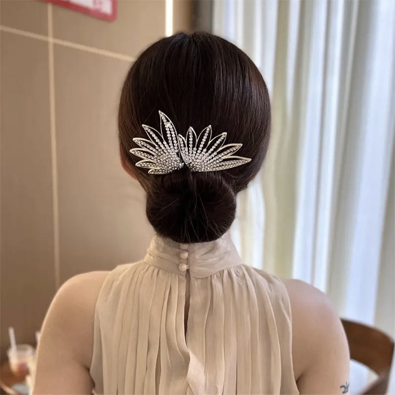 "Elegant, flexibel hårklämma med diamantdetaljer för kvinnor; stilren och halkfri design, perfekt för alla frisyrer."