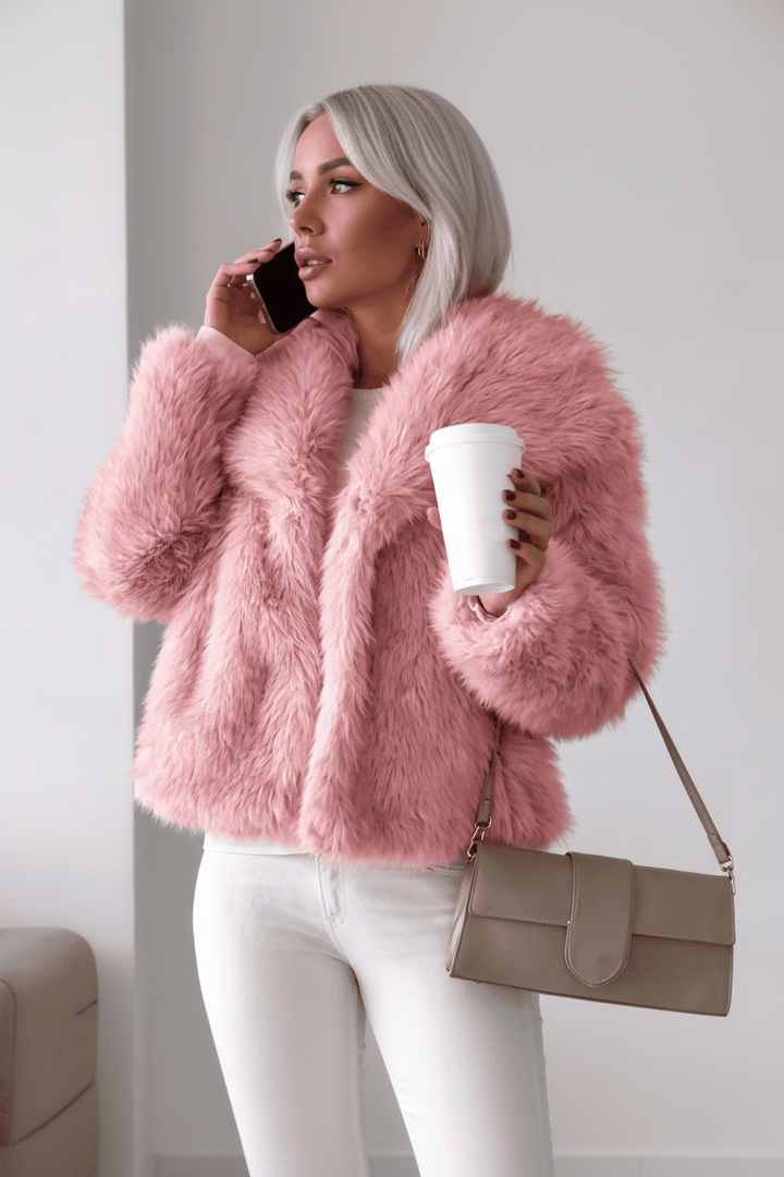 Elegant fluffig kort damkappa i rosa poppy-modell, trendig statementkappa för höst och vinter.
