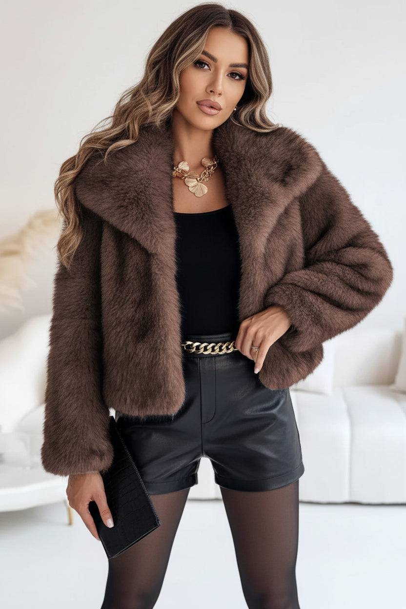 Stilren ljusbrun fluffig kort damkappa, elegant statementkappa för höst och vinter. Varmt ytterplagg.