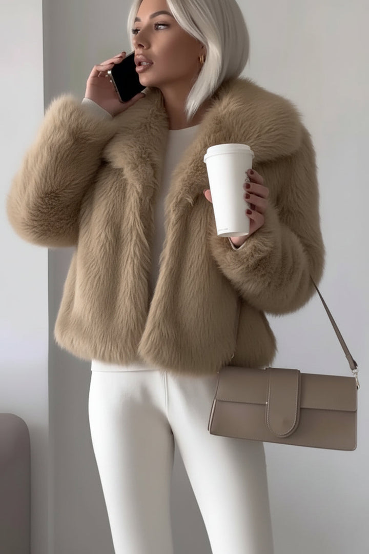 Mjuk fluffig kort damkappa, elegant poppy-modell i rosa. Trendig höst- och vinterkappa för dammode.