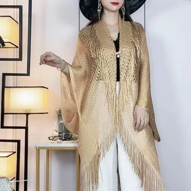 "Elegant franssjal för dam, guld med solskydd. Polyester för komfort och stil. Perfekt accessoar för alla tillfällen."