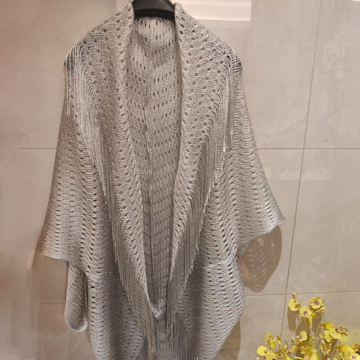"Elegant franssjal för dam, guld med solskydd. Polyester för komfort och stil. Perfekt accessoar för alla tillfällen."