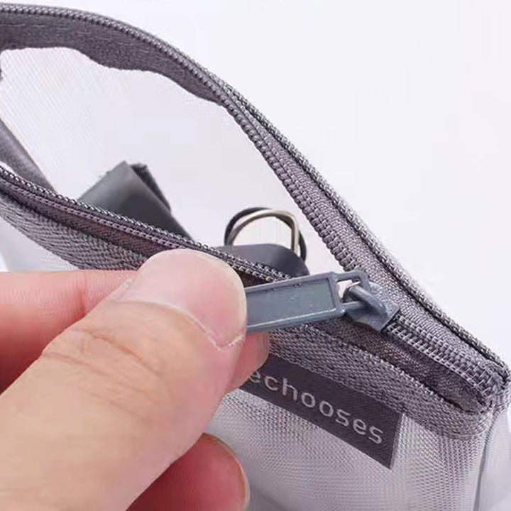 "Elegant fyrkantig mesh myntväska i grå nylon för män, perfekt för småsaker, kompakt och stilren med säker dragkedja."