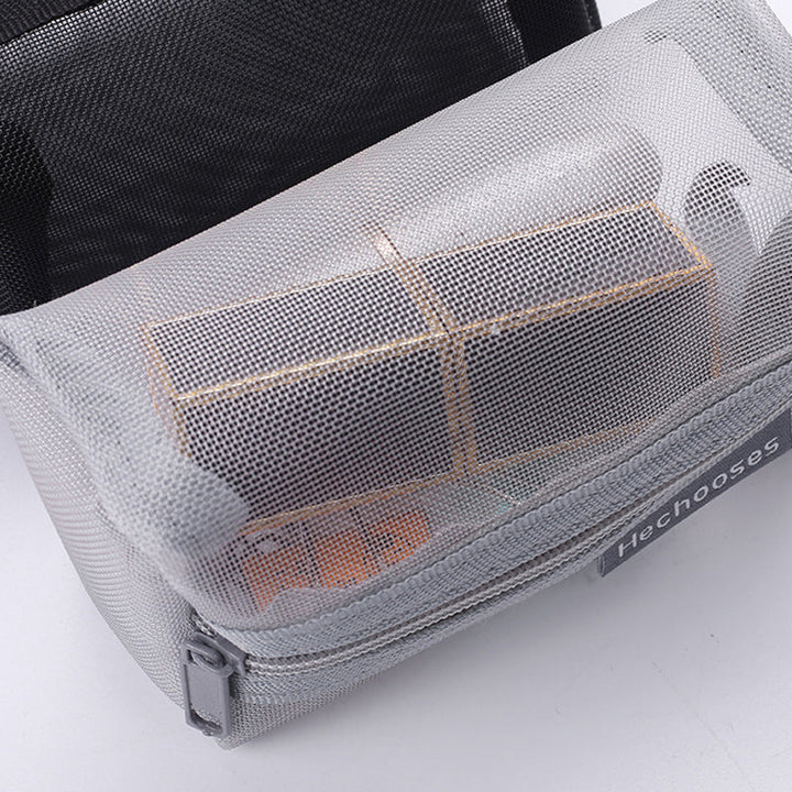 "Elegant fyrkantig mesh myntväska i grå nylon för män, perfekt för småsaker, kompakt och stilren med säker dragkedja."