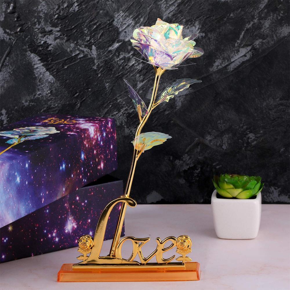 "Elegant Galaxy Rose med 24 k guldplätering, glittrande blad och holografiskt sken, perfekt för lyxig hemdekor."