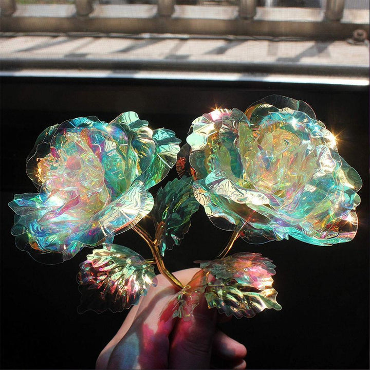 "Elegant Galaxy Rose med 24 k guldplätering, glittrande blad och holografiskt sken, perfekt för lyxig hemdekor."