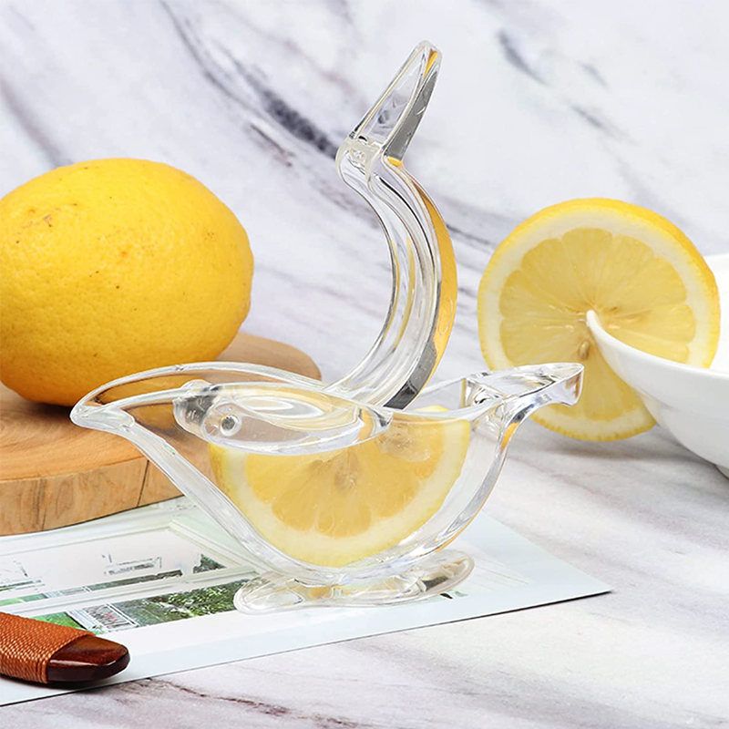 "Elegant genomskinlig manuell citronpress i fågelform, perfekt för köket, ergonomisk och lätt att rengöra."