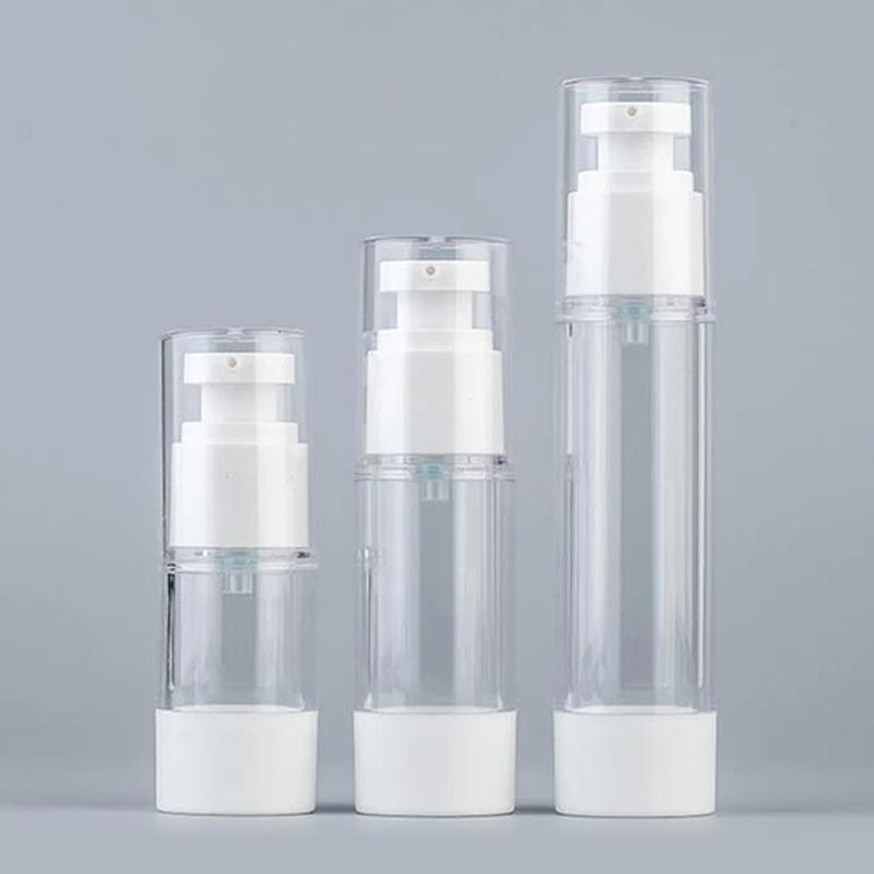 "Elegant genomskinlig pumpflaska för resor, hållbar plast, luftlös design, idealisk för skönhetsprodukter och essenser."