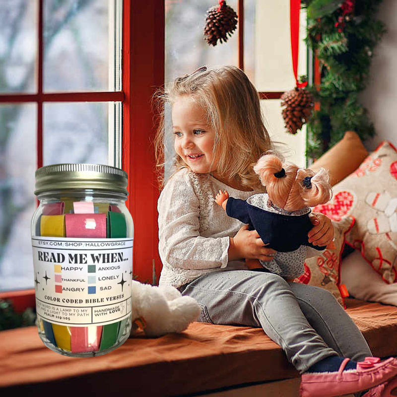 "Elegant glasbehållare, transparent med färgkodade bibelverser, ger andlig tröst i hemmet. Dekorativ och inspirerande."