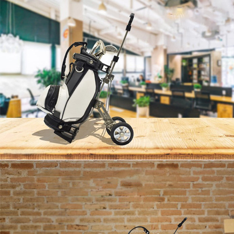 "Elegant golf pennhållare i form av golfväska, i PU och aluminium, flera färger för herr/dam, perfekt för kontor och hem."