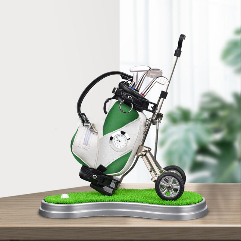 "Elegant golf pennhållare i form av golfväska, i PU och aluminium, flera färger för herr/dam, perfekt för kontor och hem."