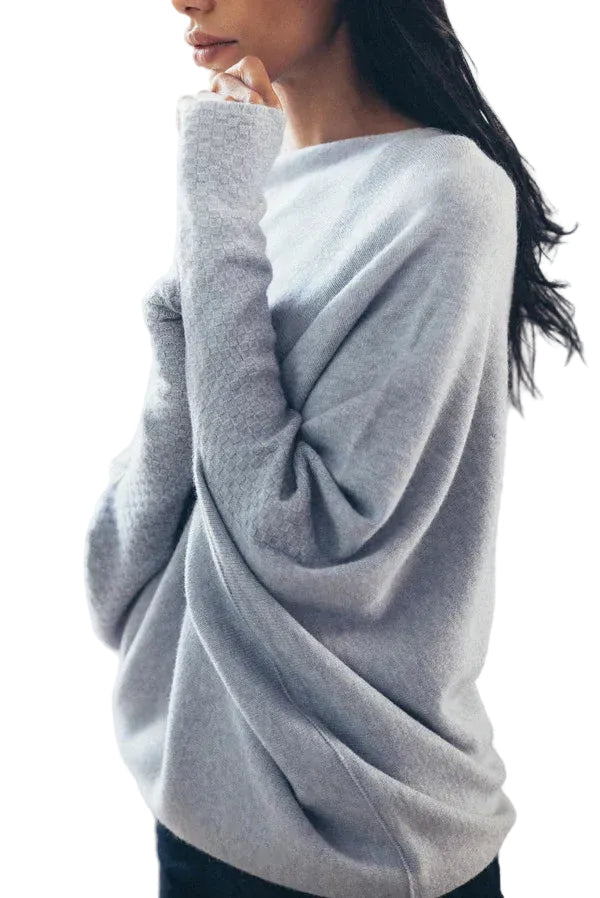 Elegant grå draperad asymmetrisk damtröja med överdimensionerad passform, perfekt för stilrent vardagsmode.