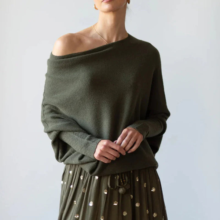 Närbild på tyget i en asymmetrisk damtröja med intressant drapering, framhäver dess komfort.