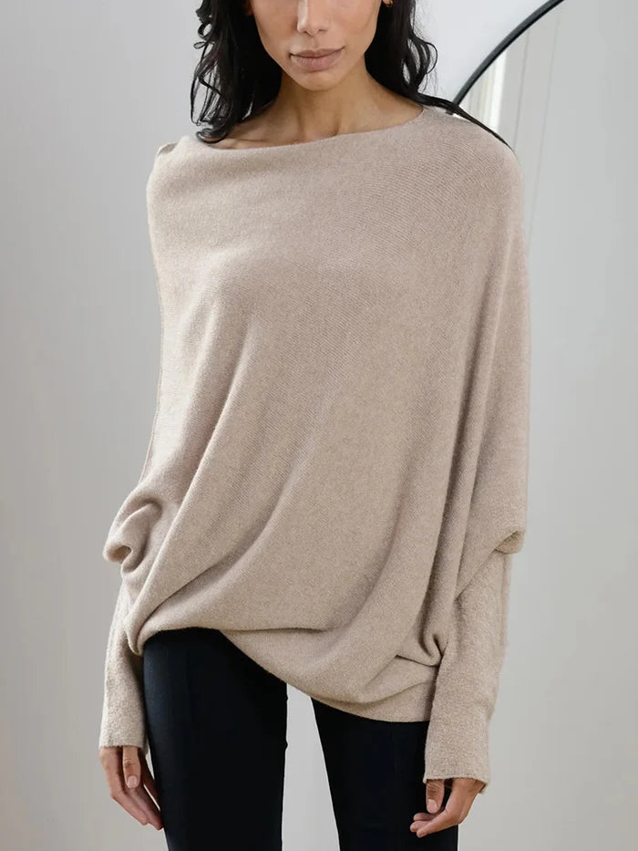 Svart överdimensionerad asymmetrisk damtröja med elegant drapering, idealisk för kvinnors vardagsmode.