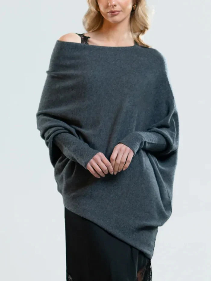 Vit asymmetrisk draperad damtröja med avslappnad känsla, en stilren damtopp för alla tillfällen.