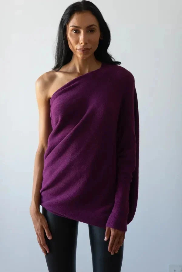 Helfigur: Modell klädd i en stilren asymmetrisk draperad damtröja, idealisk för en avslappnad look.