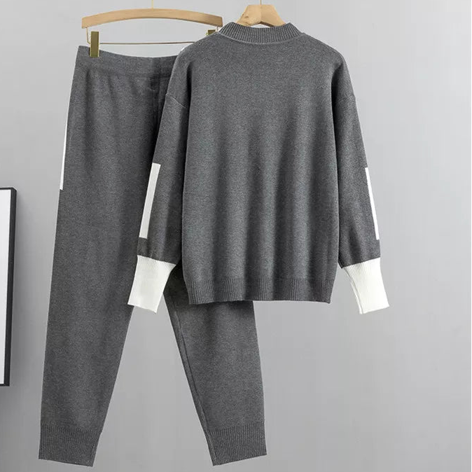 Modernt kvinnors lounge-set, tröja & byxor, i beige nyans, perfekt för hemmabruk och avkoppling.