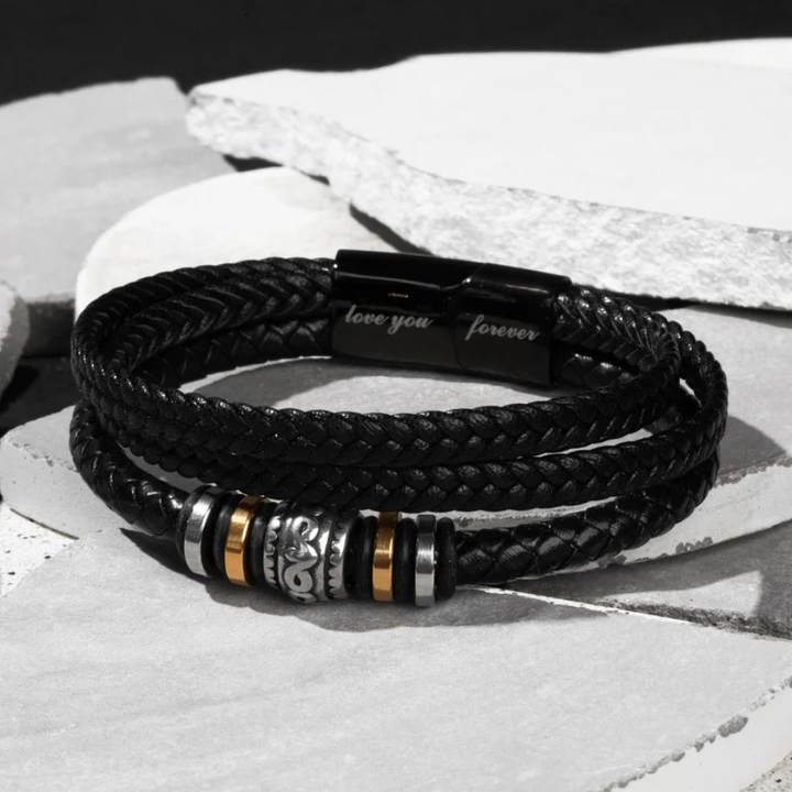 Herrararmband i elegant design med plats för gravyr, en meningsfull smyckesaccessoar som present.