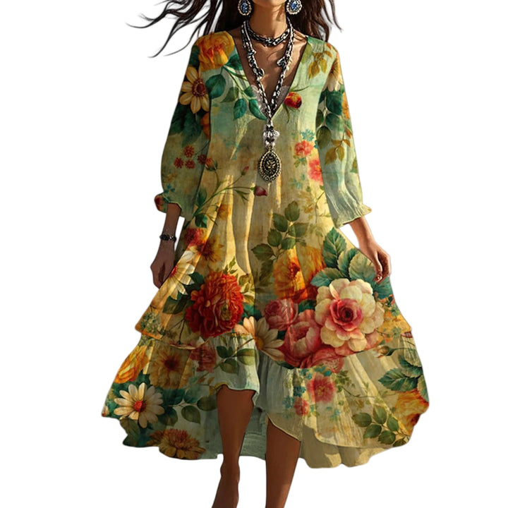 Elegant gul boho sommarklänning med v-ringning och flödande stil, perfekt för strand och fritid.