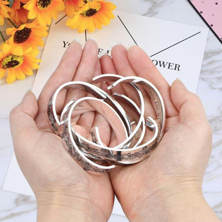 "Elegant guld- och silvervågarmband för kvinnor i högkvalitativt rostfritt stål med justerbar storlek för stilfull look."