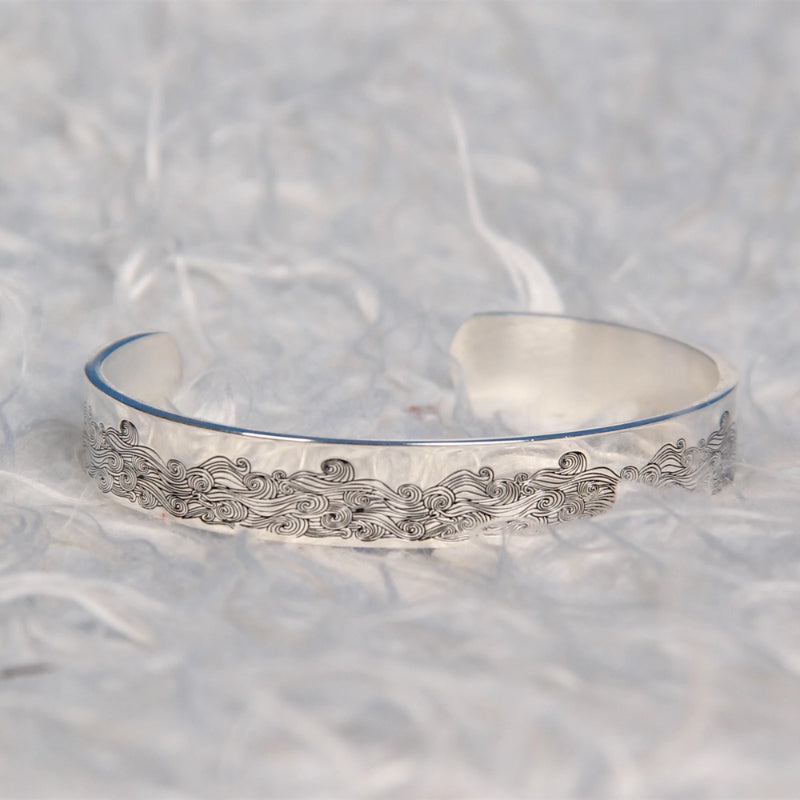 "Elegant guld- och silvervågarmband för kvinnor i högkvalitativt rostfritt stål med justerbar storlek för stilfull look."