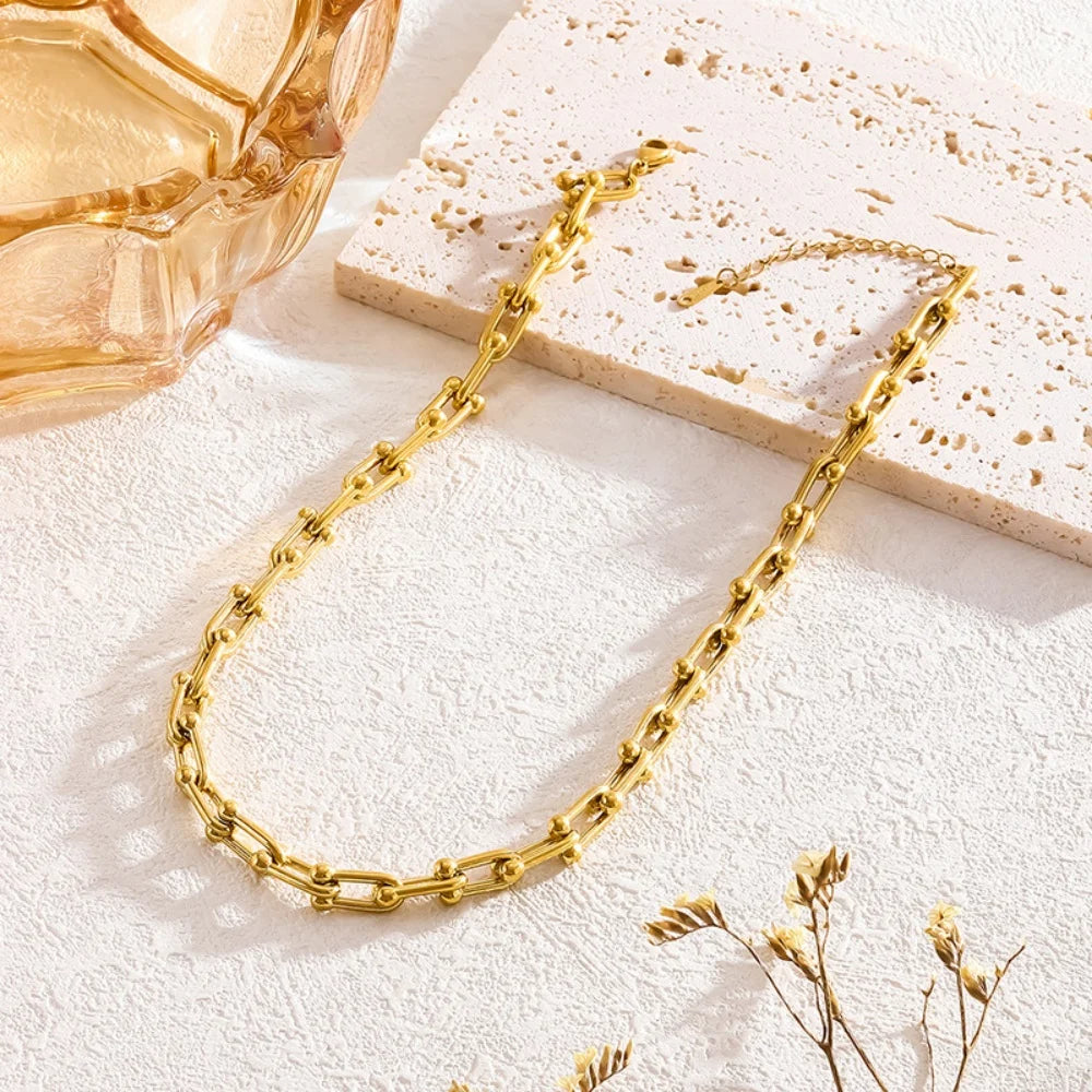 Vackert guld länkset för dam, en elegant presentidé med halsband och armband.